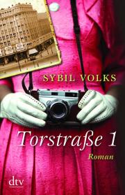 Sybil Volks: Torstraße 1. 400 Seiten. Deutscher Tachenbuch Verlag. 2012. 